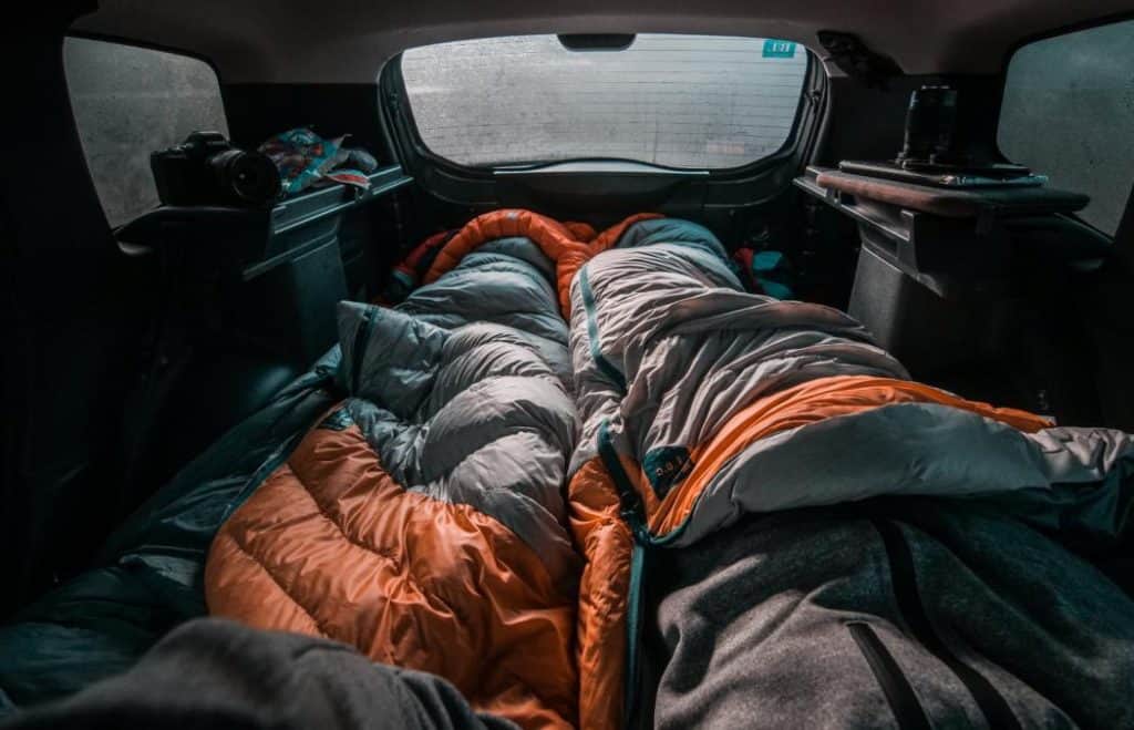 Sovsäck i bilen